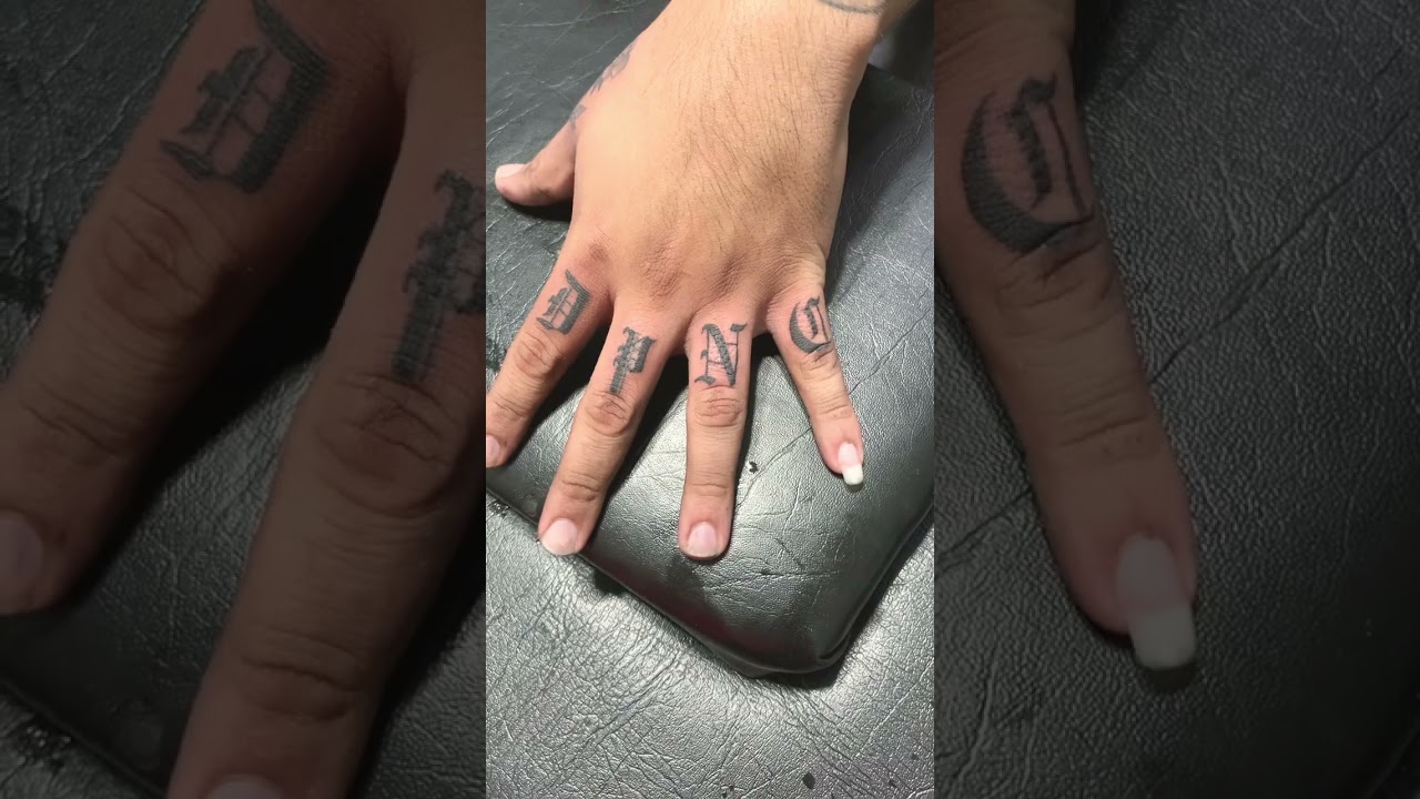 tatuajes de letras en la mano para mujer