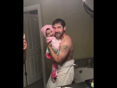 bebe cantando con su papa en el baño