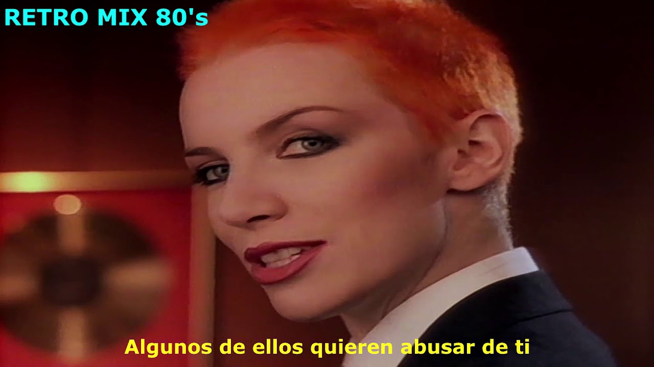 mujer cantante de pelo corto de los 90