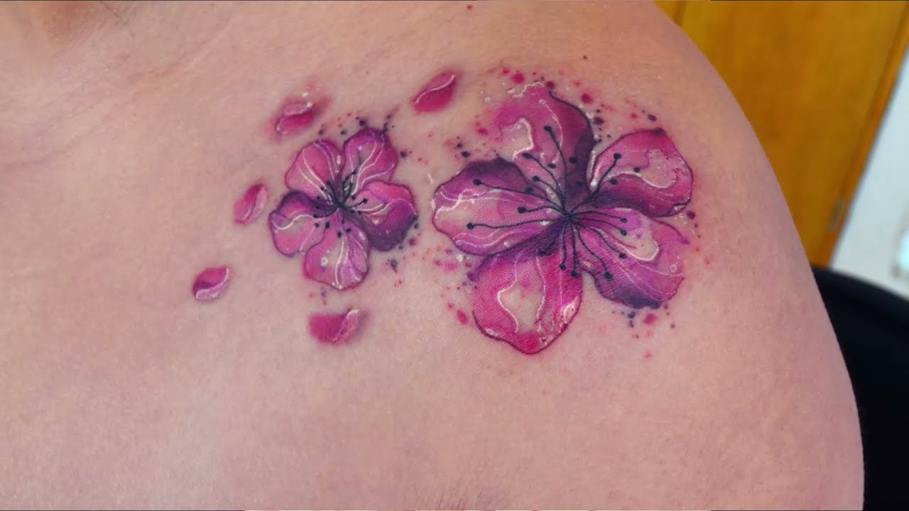 tatuajes de nombres en el hombro para mujer