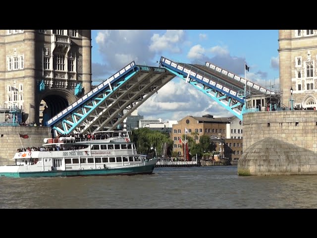 puente que se abre para que pasen los barcos