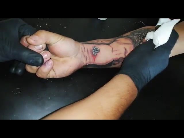 tatuajes de dios en el brazo para hombres