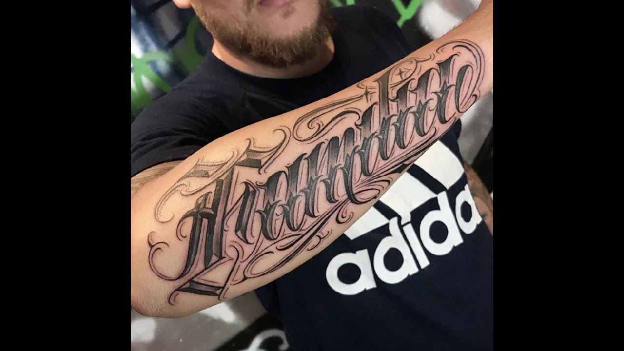 tatuajes de nombres en el pecho para hombres