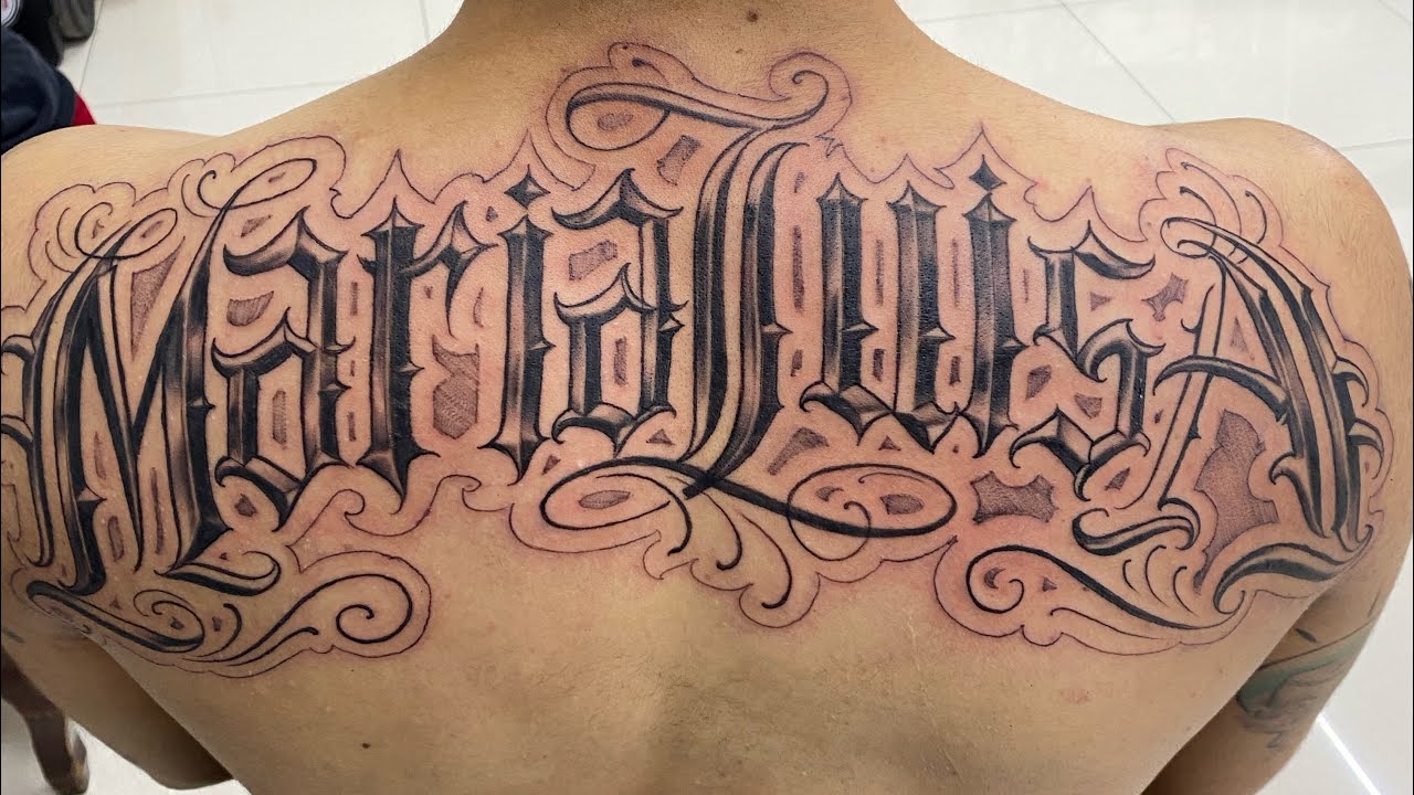 tatuajes de nombres en la espalda para hombres